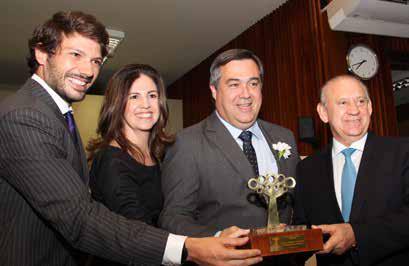 Prefeito de Apucarana na época, Carlos Alberto Gebrin Preto, recebe o Prêmio Gestor Público Paraná com a Rede de Mulheres Solidárias
