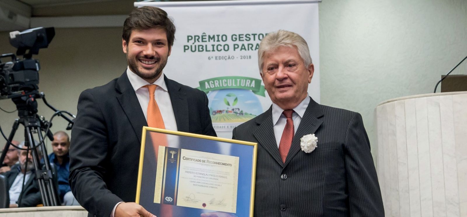 Prefeito de Cafelândia, Estanislau Mateus Franus, recebe o Certificado de Reconhecimento pelo Cidade Limpa