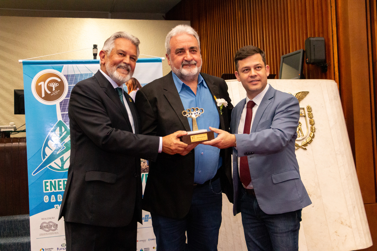  Prefeito de Céu Azul, Laurindo Sperotto, recebe o Troféu PGP-PR pelo projeto Uma Mente Diferente.