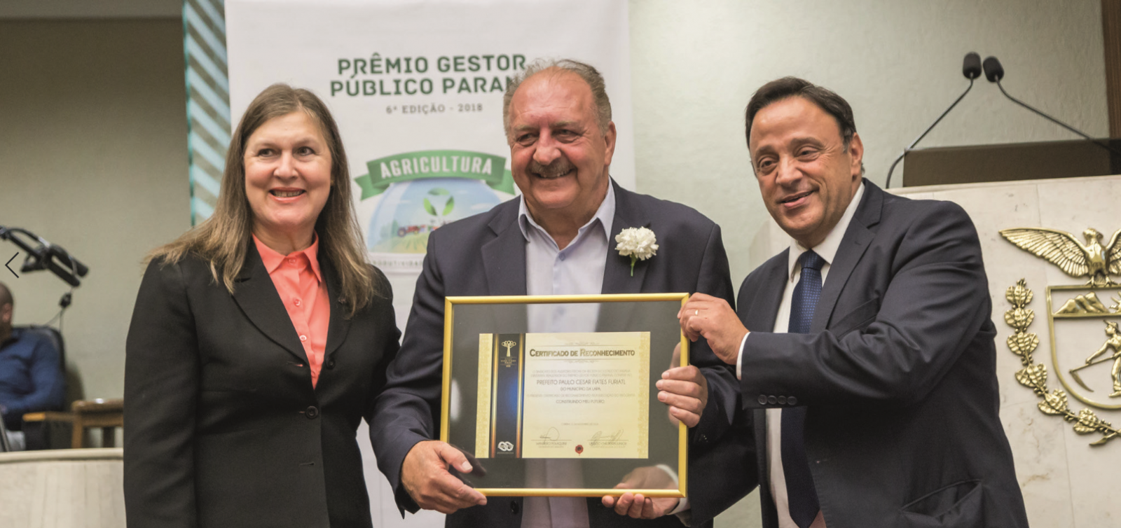 Prefeito da Lapa, Paulo César Fiates Furiati, recebe o Certificado de Reconhecimento pelo projeto Construindo Meu Futuro