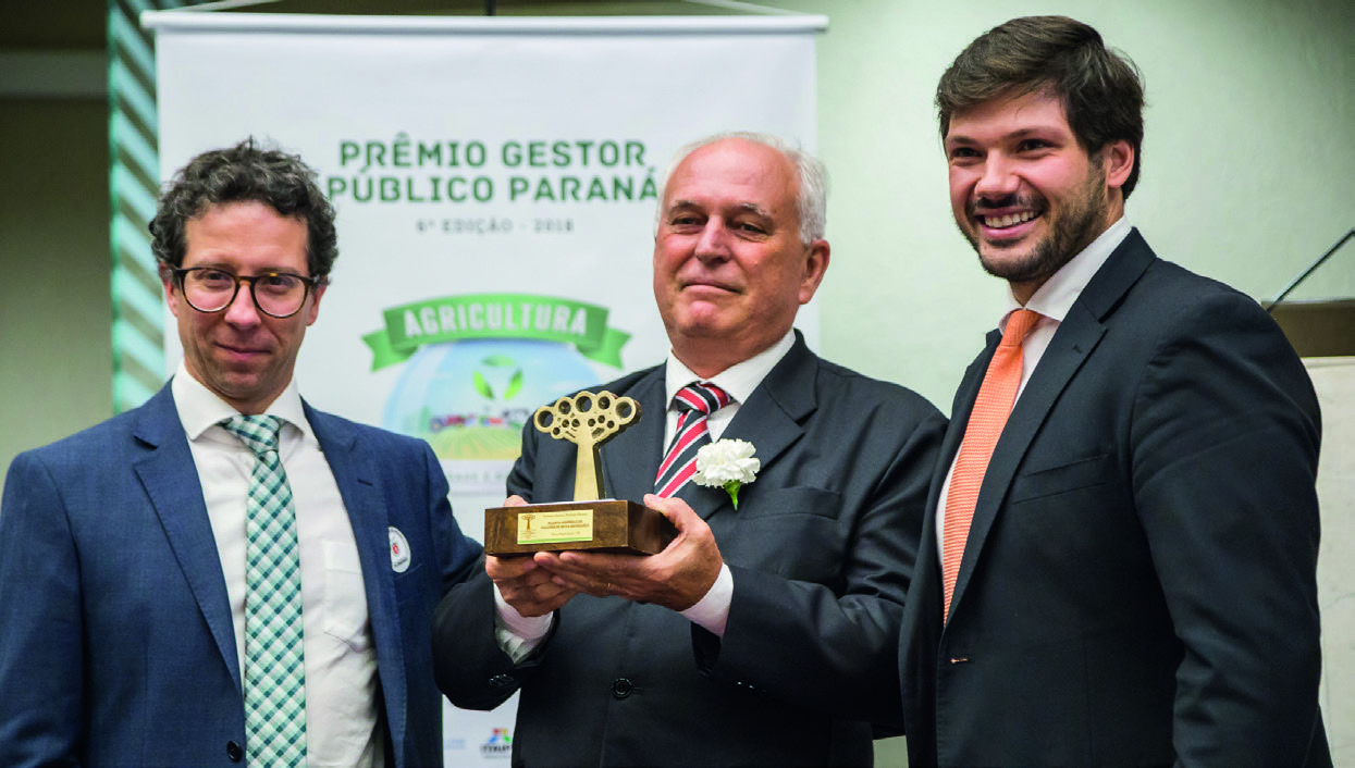 Prefeito de Nova Esperança, Moacir Olivatti, recebe o Prêmio Gestor Público Paraná pelo projeto Planta Genérica de Valores
