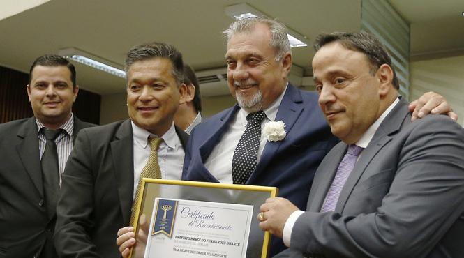 Prefeito de Ubiratã, Haroldo Fernandes Duarte, recebe o Certificado de Reconhecimento pelo projeto Uma Cidade Integrada pelo Esporte