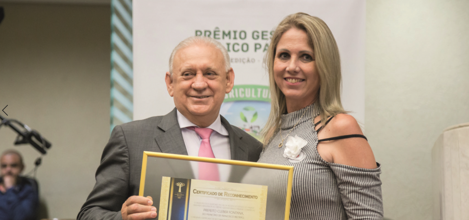 Secretária Municipal de Agricultura na época, Maria Lucia Matarezi, recebe o Certificado de Reconhecimento pelo Porteira Para Dentro