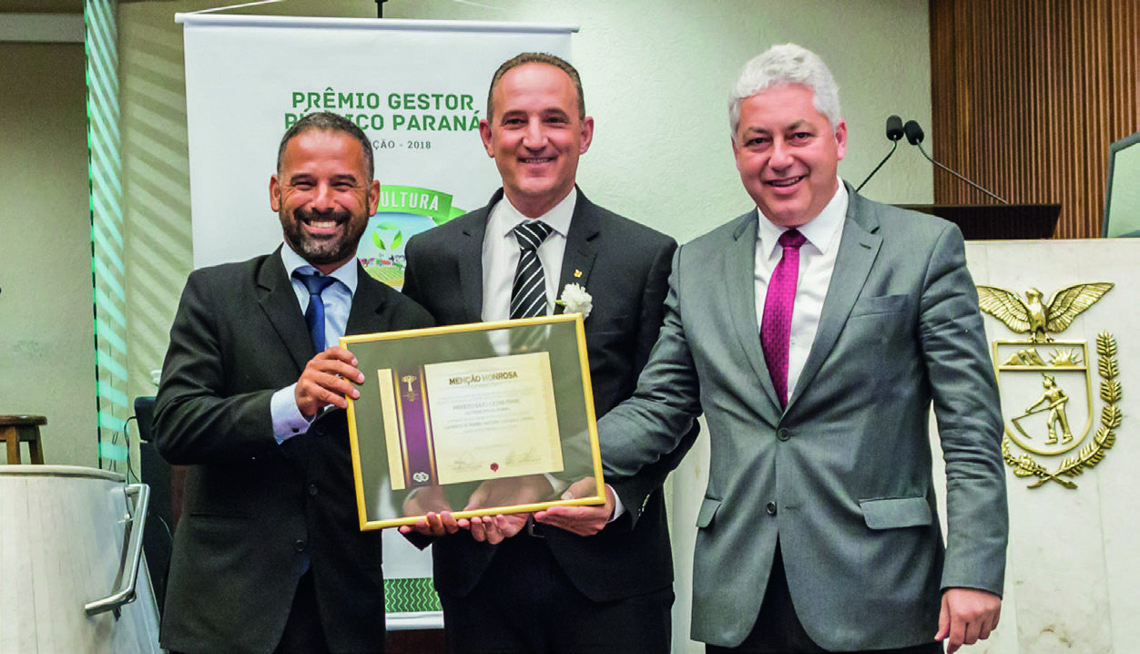 Responsável pelo projeto Arléto Pereira Rocha e prefeito Julio Cezar Frare receberam a Menção Honrosa do PGP-PR 2018