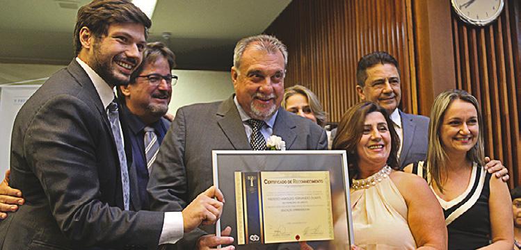 Prefeito de Ubiratã, Haroldo Fernandes, recebe o Certificado de Reconhecimento pelo projeto Educação Empreendedora