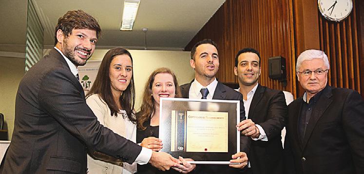 Prefeito de Nova Tebas, Clodoaldo dos Santos, e Secretária de Meio Ambiente, Jussara Ribas, recebem o Certificado de Reconhecimento pelas Unidades de Conservação