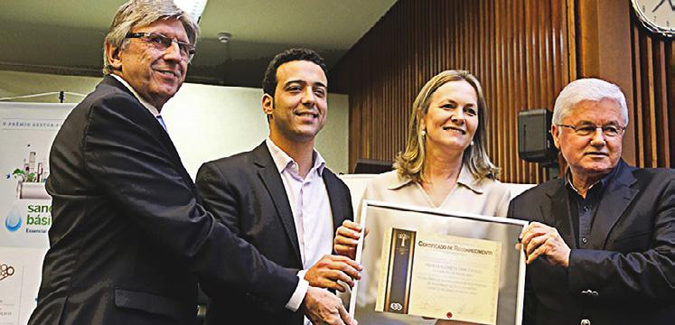Prefeita de Manoel Ribas, Elizabeth Stipp Camilo, recebe o Certificado de Reconhecimento pelo Piscina Térmica