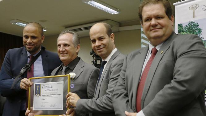 Secretário José Gilberto Purpur, representando o prefeito Ulisses Maia, recebe o Certificado de Reconhecimento pelo projeto Petingá