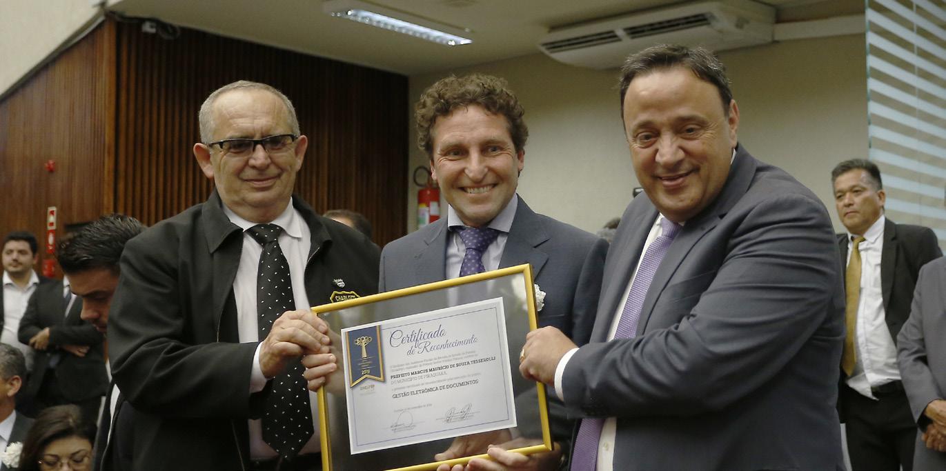 Prefeito de Piraquara, Marcus Maurício de Souza Tesserolli, recebe o Certificado de Reconhecimento pelo projeto Gestão Eletrônica de Documentos