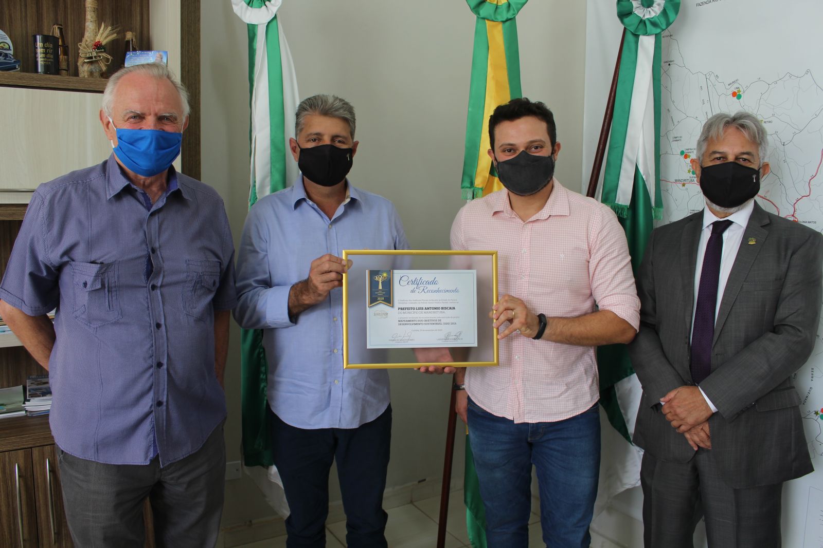 Prefeito de Mandirituba, Luis Antonio Biscaia, recebe o Certificado de Reconhecimento pelo Mapeamento dos Objetivos de Desenvolvimento Sustentável