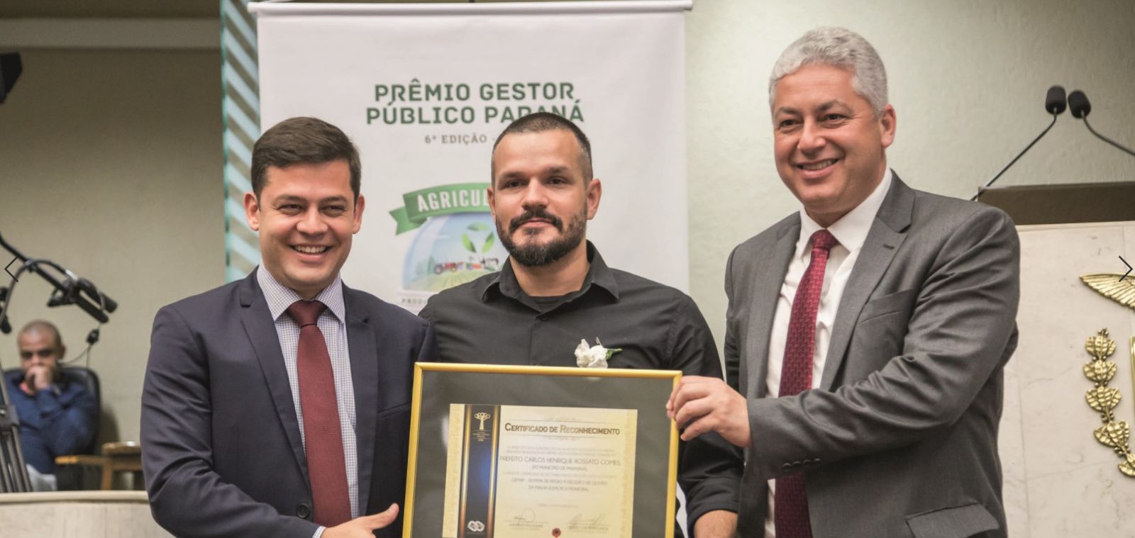 Prefeito de Paranavaí, Carlos Henrique Rossato Gomes, recebe o Certificado de Reconhecimento pelo GeMap