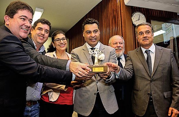 Prefeito de Ponta Grossa, Marcelo Rangel, recebe o Troféu PGP-PR pelo projeto de Planejamento Ecológico do Arroio Olarias