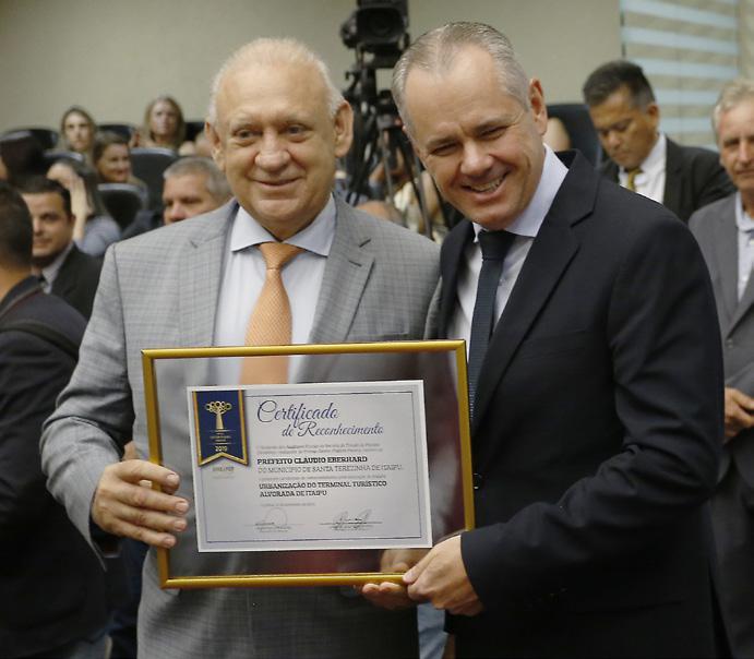 Prefeito de Santa Terezinha de Itaipu, Cláudio Eberhard, recebe o Certificado de Reconhecimento pelo projeto Urbanização do Terminal Turístico Alvorada de Itaipu