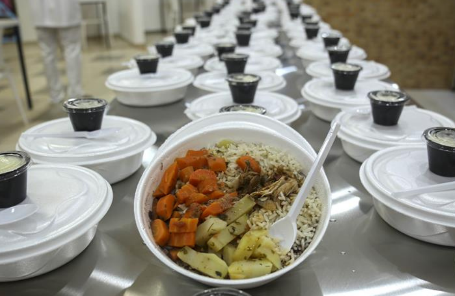 Curitiba distribui mil refeições por dia para pessoas carentes