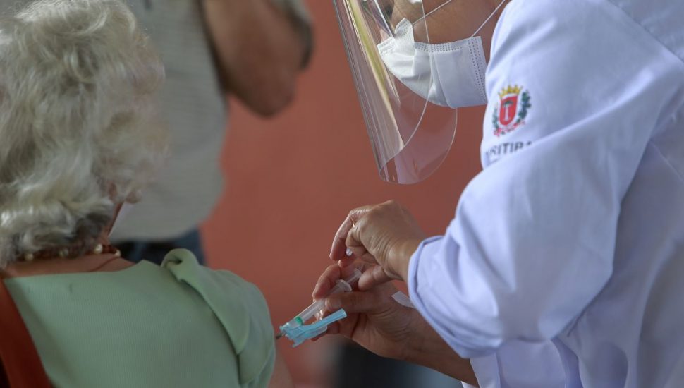 Pesquisa aponta que vacinação de idosos de 2ª dose contra covid-19 reduziu óbitos em Curitiba