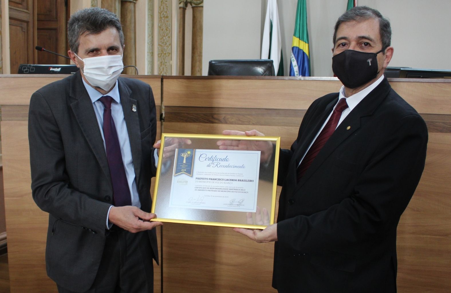 Ex-vice-prefeito de Foz do Iguaçu, Nilton Bobato, recebe o Certificado de Reconhecimento pelo Selo de Ambiente Protegido
