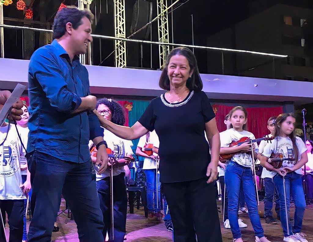 Prefeito de Apucarana, Sebastião Ferreira Martins Junior, junto com a Secretária de Cultura, Maria Agar