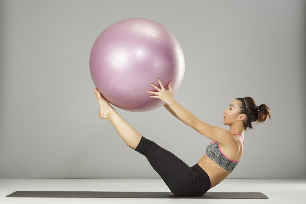 Pilates pode ser praticado de forma solo ou com equipamentos — Foto: Istock Getty Images