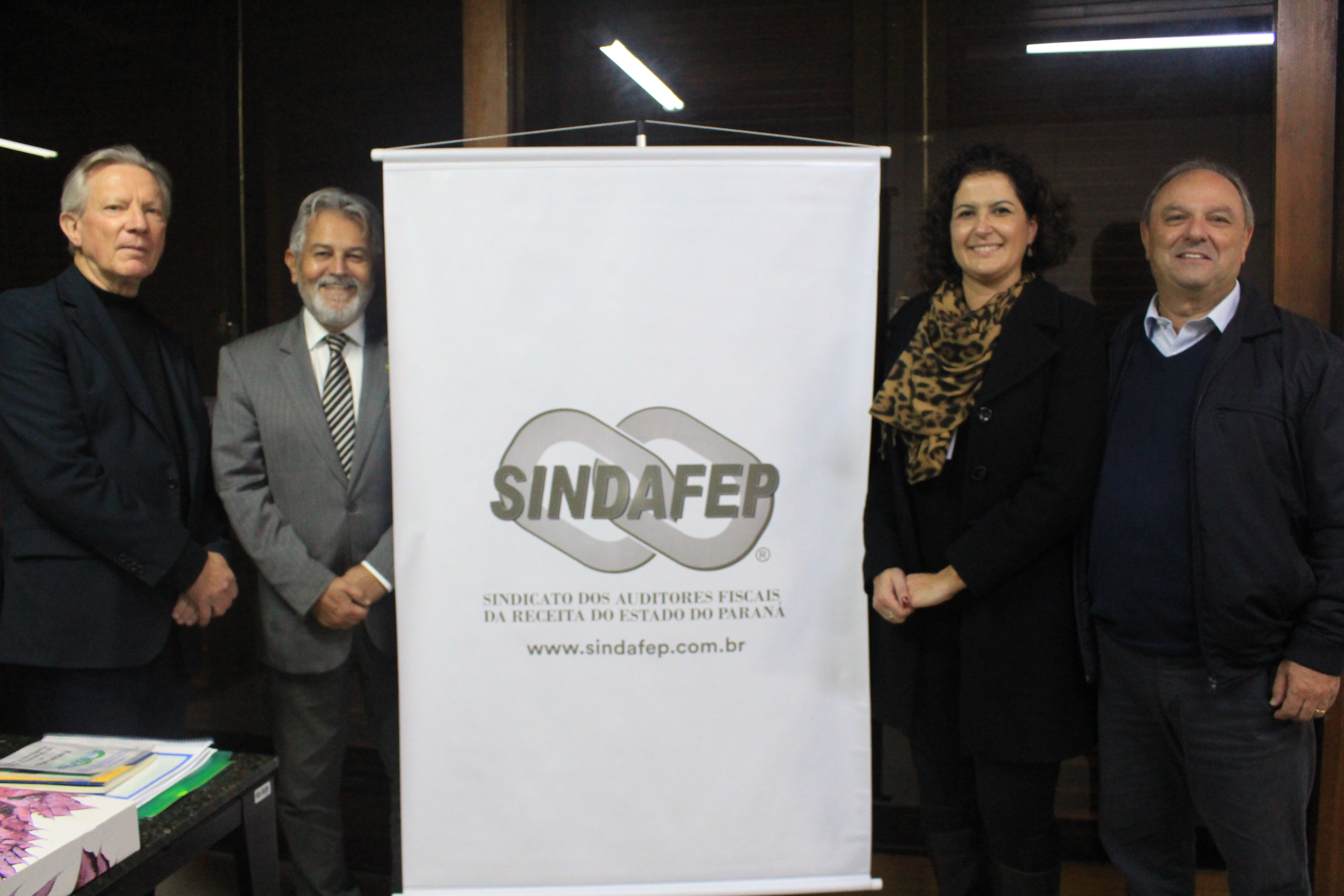 Sindafep firma convênio com Instituto de Oftalmologia de Curitiba