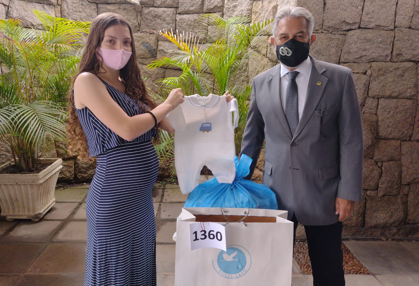 Bebê Solidário realiza última doação de enxovais de 2021
